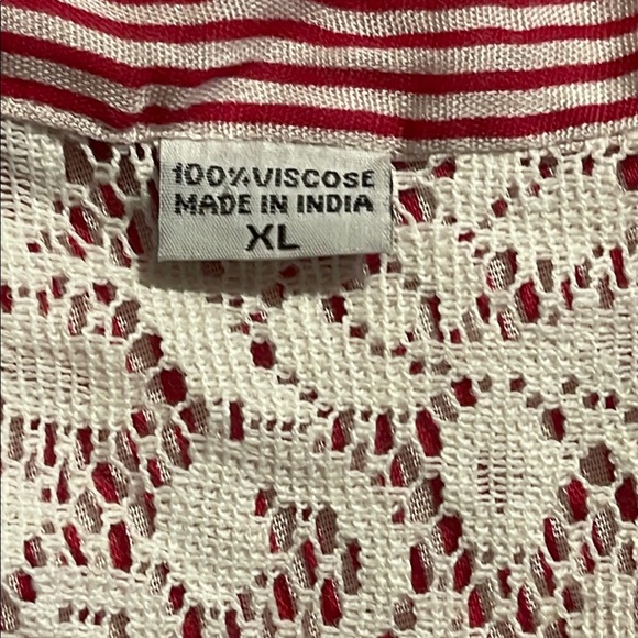 Elegant Striped Blouse with Lace Accents - Picture 8 of 8